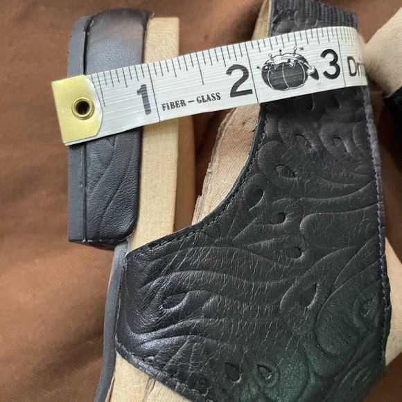 Leather sandals with Velcro closure on the outer sides. Approx 1 inch heel. - Picture 6 of 10